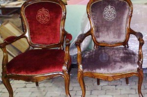 Резное кресло с обивкой и вышивкой