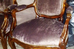 Кресло из массива дерева с обивкой из бархатной ткани