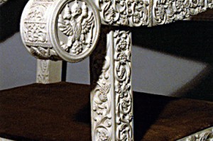 музейная копия трона с резьбой имитирующей кость